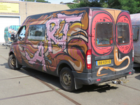 833736 Afbeelding van een met graffiti bespoten bestelbusje op het parkeerterrein bij een loods van SWK-Creatieve ...